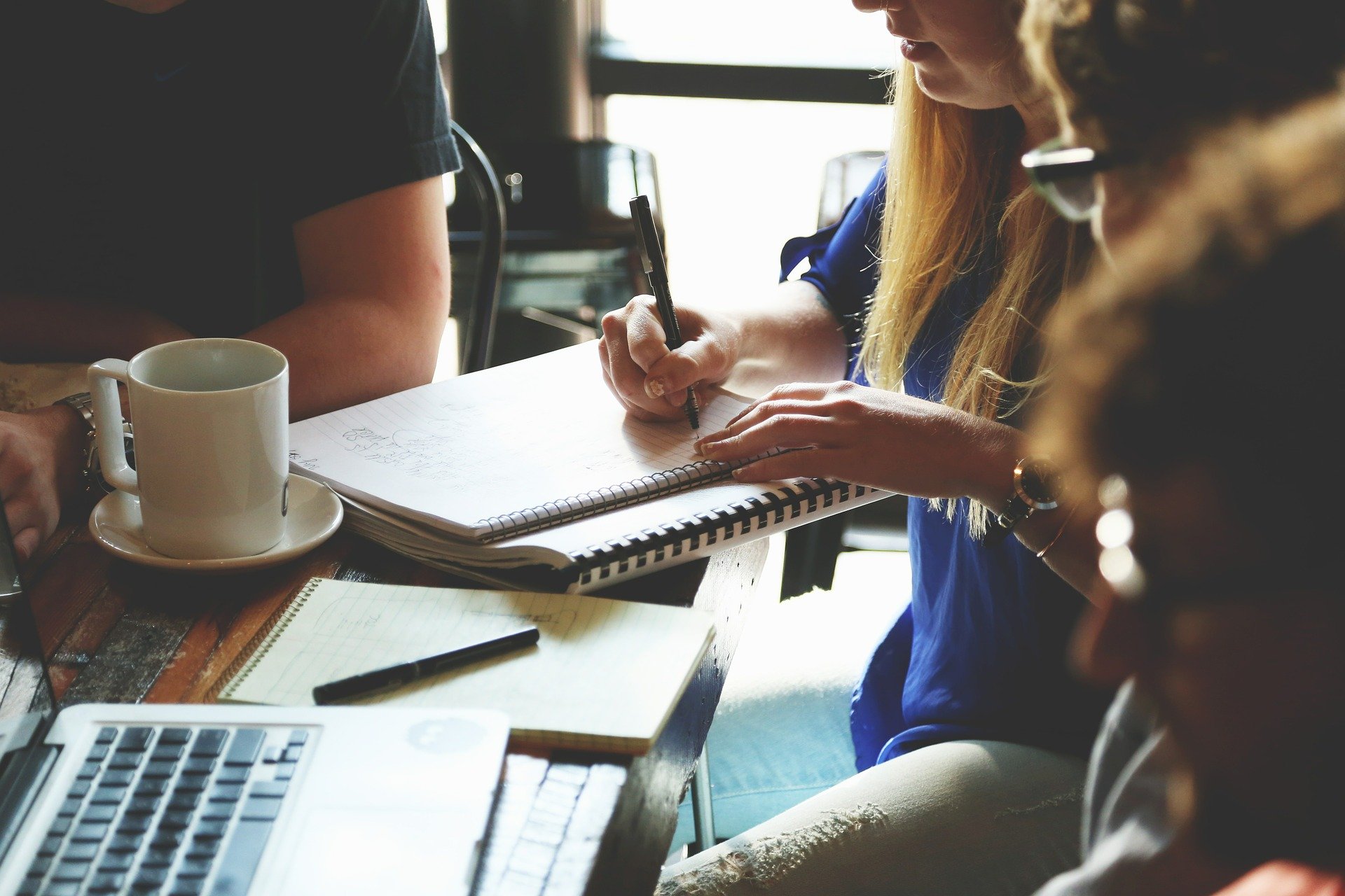 Groupe étudiants travaillant